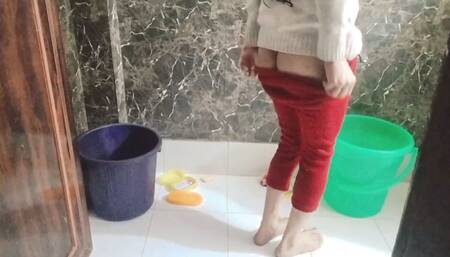 Desi Muslim step sister ko bathroom me choda