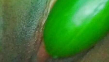 Sexy video cucumber inside Desi aunty pussy cum