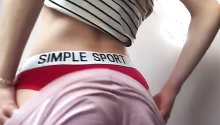 18 YEAR OLD STUDENT WITH BIG ASS MASTURBATES AND FUCKS HERSELF DURING MENS