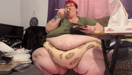 Fat as Fuck Facestuffing with SSBBW Reenaye Starr SD