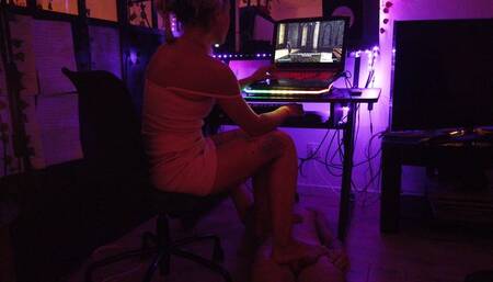 Foot Worshipping & Human Foot rest while playing Skyrim !