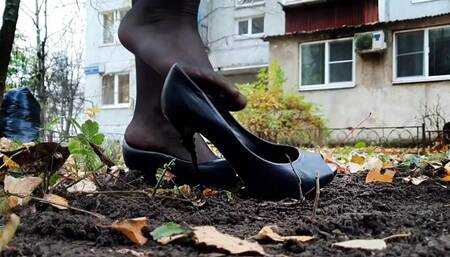 High Heels is sinking in ground, high heels stuck in ground, high heels sinking, dirty pumps, casadei sinking