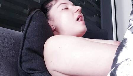 On New Year's Eve, I masturbate my pussy until I cum in a doggy pose!!