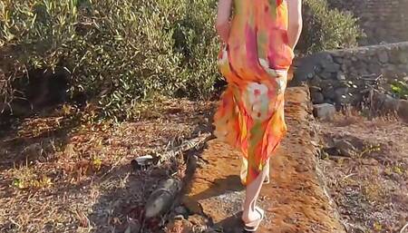 Italian babe gets fucked hard behind a cactus - DIALOGHI ITA