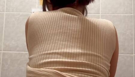 - My wife, who didn't notice that I was squeezing and came in and saw, got and suddenly started sucking.
