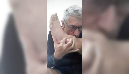 Big foot fetish show big size. The number is 45, so lick and suck the toes of these feet.