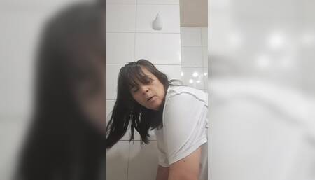 Mom Fucked by Surprise and Creampie Standby Bathroom