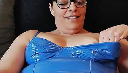 Creampie Eva Blue Latex Fucks her wet Pussy with a Dildo