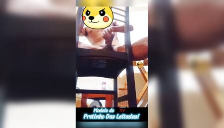 Pretinho das Leitadas intense double orgasm sitting on the chair