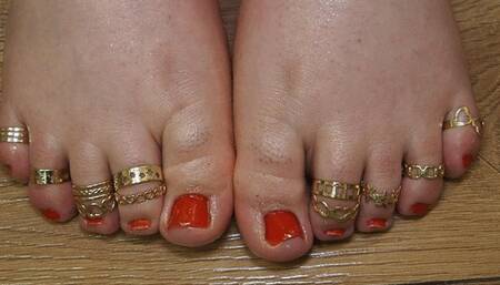 Red pedicure on short toes: admiration is optional!