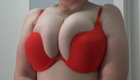 Bouncing big boobs and a big collection of new bras. MILF saggy tits.