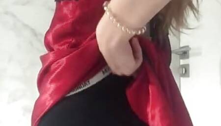Sexy Student Plays With Her Pussy In The Bath