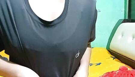 Indian beautiful desi bhabhi gave fun by putting land in chut