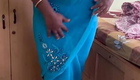 Saree wearing hot sexy Chennai aunty