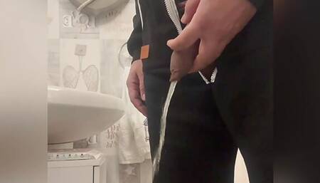 Me and my big dick pissing, do you like see a big dick pissing?