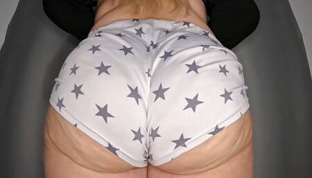 She Loves to Show Her Delicious Ass! Stepmother Bouncing Her Buttocks 1