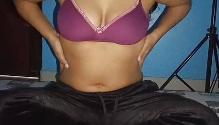 Today let's see Shreya Bhabhi seeing her brother-in-law looking at her cleavage.