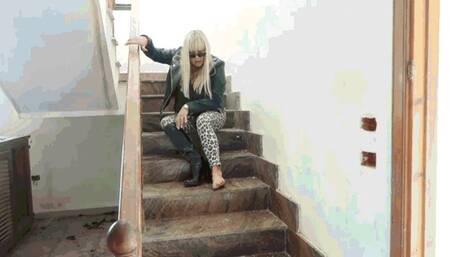Stuck Foot on the Stairs MP4 (1920x1080) FHD