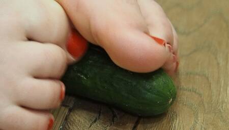 Playing with toes in complete silence | Close-up