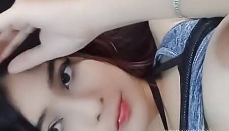 Yuliethgomez Makes a Video Call and Shows Her Tits to a Follower From Italy