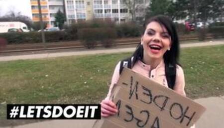 Scarlett Rose Takes Big Black Cock In The Backseat