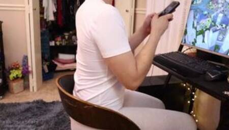 Playing the Sims 4 and Desperate to Piss - 29 MINUTES! - wetting