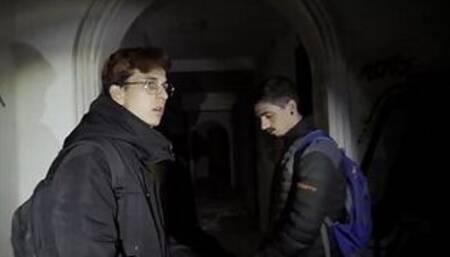 I enter the abandoned house to fuck and almost discover me