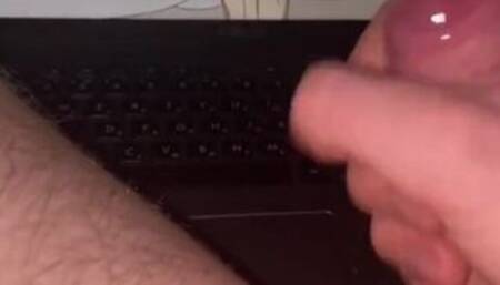 парень жестко наяривает на хентай и обильно кончает