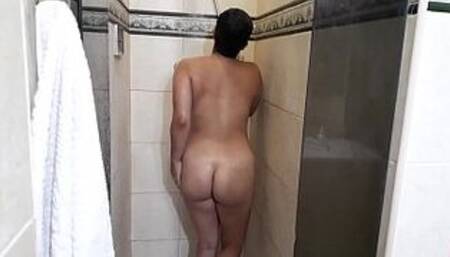 DUDA HUGNEN MAKING GOLDEN RAIN ON BLUEZAO YOUTUBER'S FACE