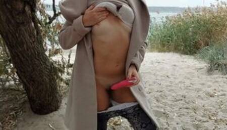 Сестра светит большой жопой на публике Full HD