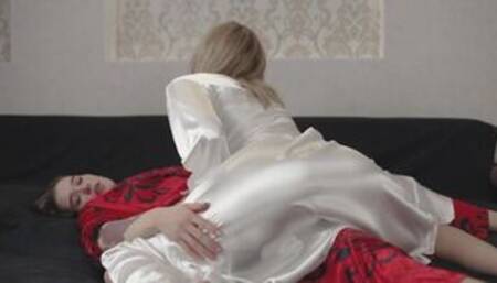 BLONDE RUBS PUSSY ON BRUNETTE