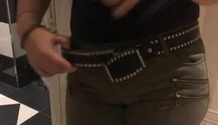 Turkish mature Hande - wiping her wet pussy